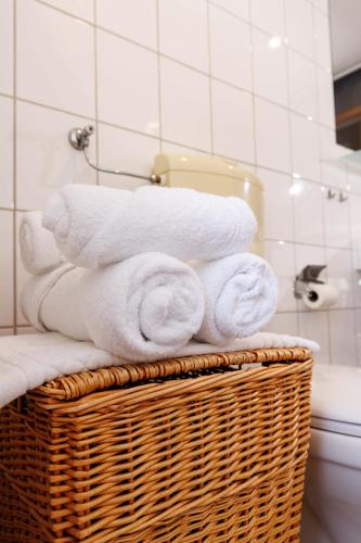 a pile of towels in a basket in a bathroom at Sander's Apartments Landstuhl in Landstuhl
