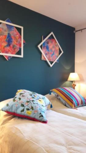 - une chambre avec des murs bleus et un lit avec un oreiller dans l'établissement Appartement climatisé 4 personnes dans une résidence avec piscine, à Cavalaire-sur-Mer