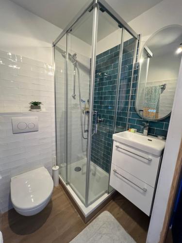 une salle de bain avec une douche, des toilettes et un lavabo dans l'établissement L'Albatros, à Marseille