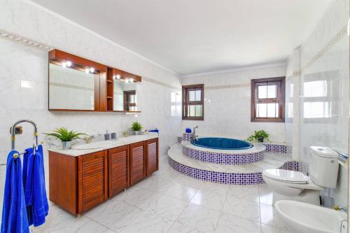 une salle de bain avec une baignoire, un lavabo et des toilettes dans l'établissement Villa Speranza by Villa Plus, à Puerto del Carmen