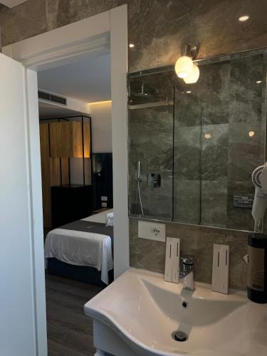 Ein Badezimmer in der Unterkunft HOTEL BAR RESTORANT YLLI