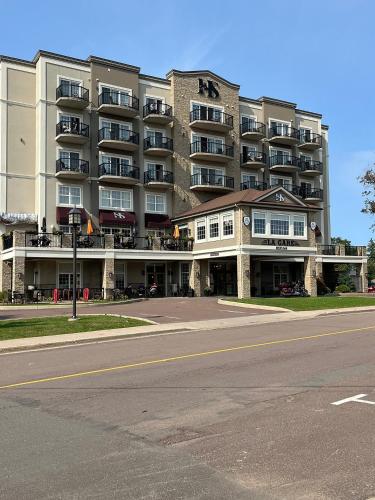 a large apartment building on the corner of a street at Hôtel Shediac in Shediac