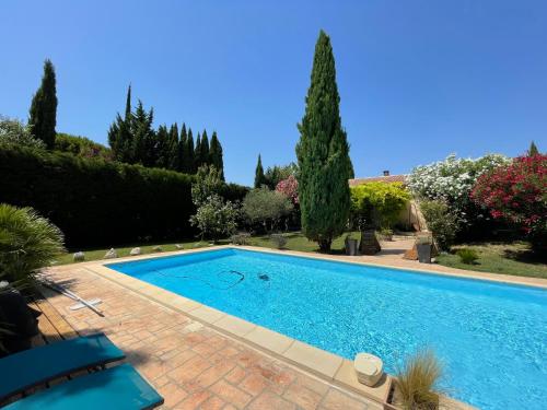 - une piscine dans une cour avec des arbres et des buissons dans l'établissement Studio Le Pitchoun, à Pernes-les-Fontaines