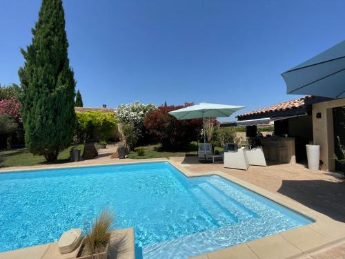 une piscine dans l'arrière-cour d'une maison dans l'établissement Studio Le Pitchoun, à Pernes-les-Fontaines