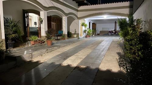 an empty courtyard of a house with potted plants at Quarto Aconchegante I in Cruzeiro