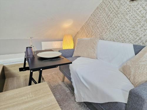 un salon avec un canapé et une table dans l'établissement le mignon, à Les Sables-dʼOlonne