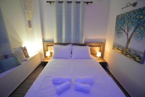a bedroom with a large white bed with two pillows at Casa Nostra in Litochoro