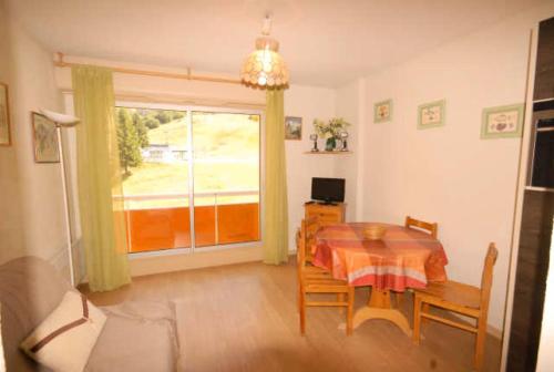 une salle à manger avec une table et une fenêtre dans l'établissement Résidence MARMOTTES - Studio pour 4 Personnes MAE-2574, à Gourette
