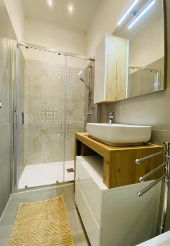 a bathroom with a sink and a shower at Il Cortiletto Casa Vacanze in Pachino