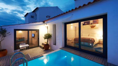 a hotel room with a swimming pool and a bedroom at Casas da Amieira - Casa Terracota in Amieira