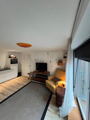 a living room with a couch and a television at Appartement Plein 1944 in Nijmegen