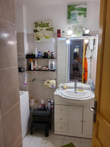 une salle de bain avec un lavabo et des toilettes dans l'établissement le lavande, à Cassis