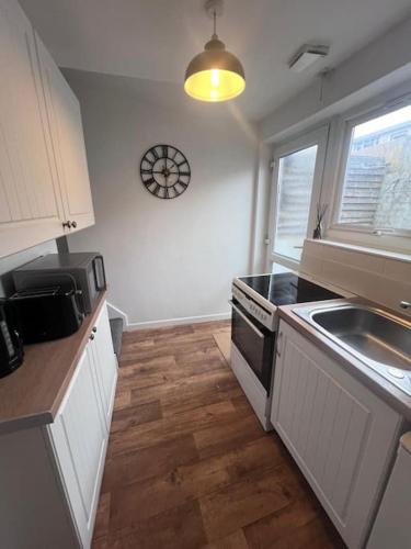 Dapur atau dapur kecil di Small, compact and cosy 2 bed