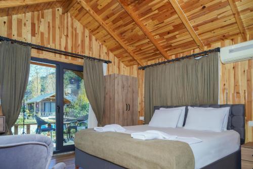 a bedroom with a bed with towels on it at Ruby Bungalow Alanya in Yaylalı
