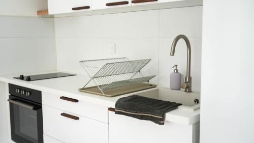 - une cuisine avec un comptoir pourvu d'un portant dans l'établissement New - Parking - Wifi - Jardin - Le Refuge D'Abel, à Avignon