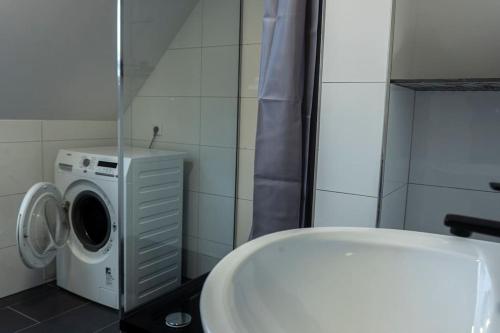Ένα μπάνιο στο Moderne Ferienwohnung in Gelsenkirchen-Schalke für 1 bis 7 Personen mit Terrasse, ideal für Gruppen & Stadionbesuche
