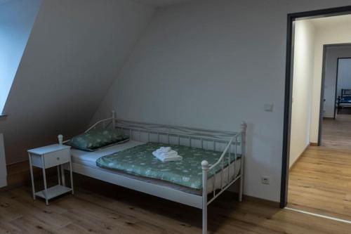 Ένα ή περισσότερα κρεβάτια σε δωμάτιο στο Moderne Ferienwohnung in Gelsenkirchen-Schalke für 1 bis 7 Personen mit Terrasse, ideal für Gruppen & Stadionbesuche