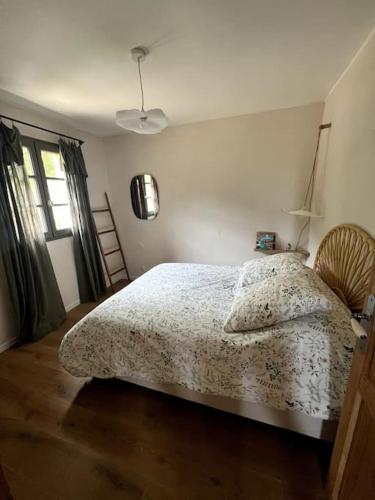 une chambre avec un lit avec une couette blanche dans l'établissement Maison à la pointe du Cap Corse, à Ersa