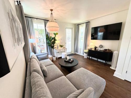 TV a/nebo společenská místnost v ubytování Cute and Cozy Comfy Birds Junior Cottage - 1 mile to Dwntn Ocean Springs, near Beach with Golf Cart