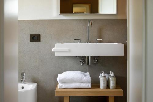 a bathroom with a sink and a toilet at Colle Alberti Country House in Cerreto Guidi