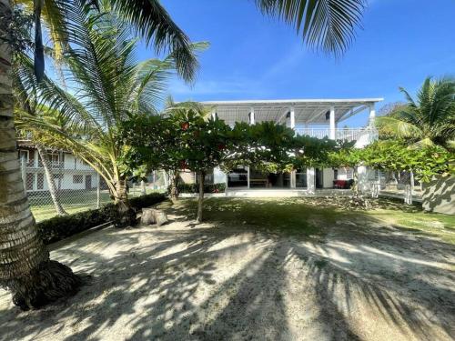a palm tree in front of a building at Costa Azul, Necoclí in Necoclí