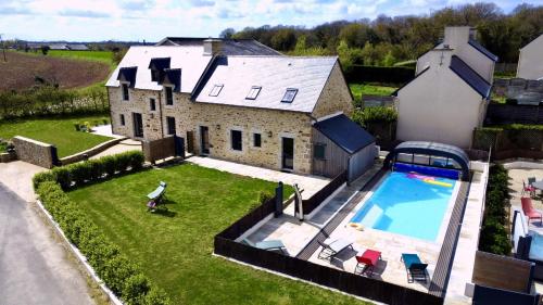 une vue aérienne d'une maison avec piscine dans l'établissement Deux gites a la campagne 14 pers piscine jacuzzi, à Bourg-Blanc