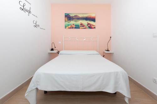 1 dormitorio blanco con 1 cama blanca en una habitación en London - LA COLINA, en San Miguel de Meruelo