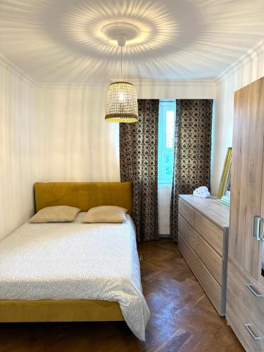 une chambre avec un lit et un lustre dans l'établissement Casa Bastiaccia, à Bastia