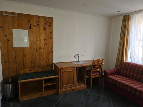 a living room with a table and a couch at Ferienhaus Harmonie Kulmbach Zentrum in Kulmbach