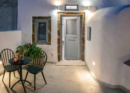 Φωτογραφία από το άλμπουμ του EvnOikon II Amazing Jacuzzi-Cave House in Fira στα Φηρά