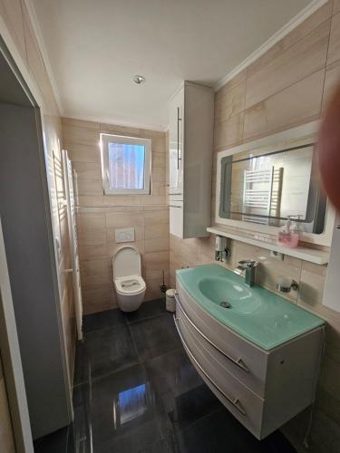 a bathroom with a sink and a toilet at Ferienhaus Harmonie Kulmbach Zentrum in Kulmbach