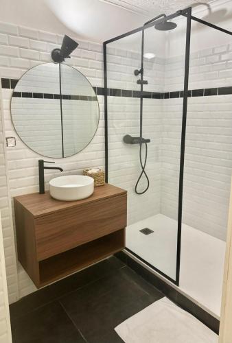 une salle de bain avec un lavabo et une douche avec un miroir dans l'établissement Casa Bastiaccia, à Bastia