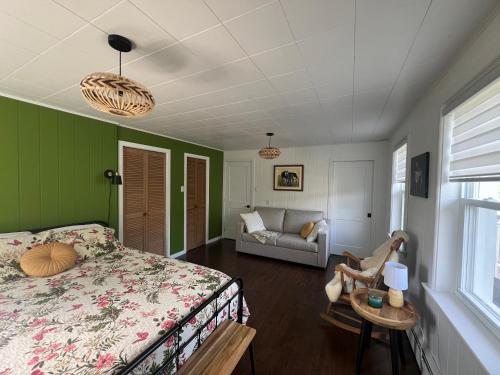 Кровать или кровати в номере La Maison Rouge - Bed & Breakfast - La Pocatière