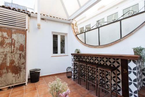 een patio met een glazen dak en een ijzeren open haard bij Casa Riad met Privé Patio in Málaga