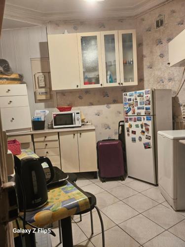 une cuisine avec un réfrigérateur et un micro-ondes dans l'établissement Studio super emplacement, à Boulogne-Billancourt