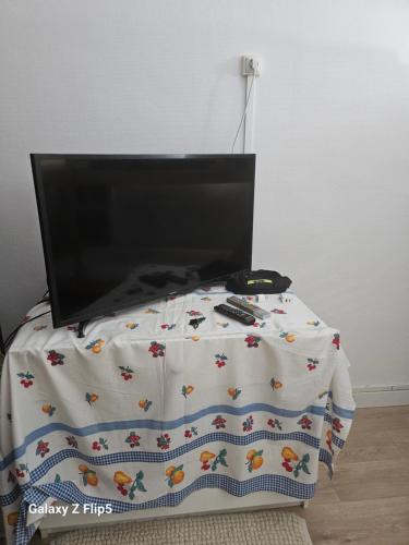 - une télévision à écran plat installée au-dessus d'un lit dans l'établissement Studio super emplacement, à Boulogne-Billancourt