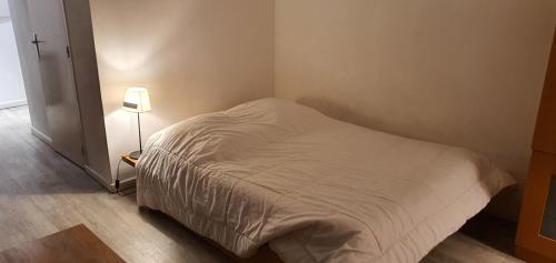 - un petit lit dans une chambre avec une lampe dans l'établissement La Fayette, à Cannes