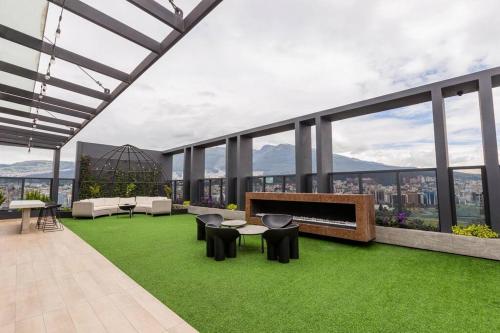 un patio sul tetto con erba e mobili su un edificio di XOE Designer Studio a Quito