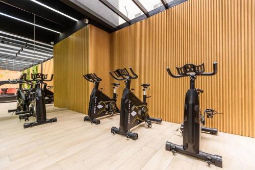 una fila di cyclette in una palestra di XOE Designer Studio a Quito