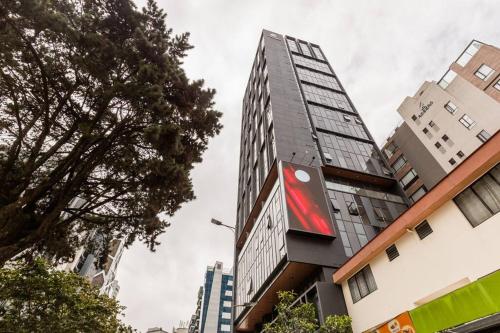 ein hohes Gebäude mit einem Apfel-Logo darauf in der Unterkunft XOE Designer Studio in Quito