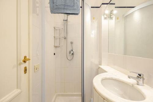 Bilik mandi di Spaziosa casa con giardino e dependance