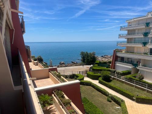 Bleurivage - T3 - deux chambres bord de mer avec piscine et garage