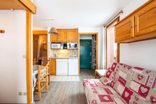 un salon avec un canapé et une cuisine dans l'établissement Résidence Les Drus - 2 Pièces 4/5 pers - LES DRUS - PLAGNE SOLEIL MAE-6644, à La Plagne Tarentaise