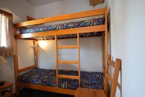quelques lits superposés dans une chambre dans l'établissement Résidence Les Drus - 2 Pièces 4/5 pers - LES DRUS - PLAGNE SOLEIL MAE-6644, à La Plagne Tarentaise