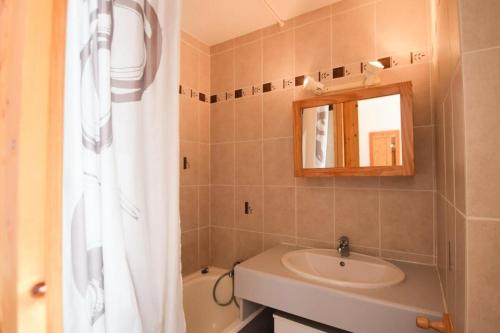 une salle de bain avec un lavabo, des toilettes et un miroir dans l'établissement Résidence Les Drus - 2 Pièces 4/5 pers - LES DRUS - PLAGNE SOLEIL MAE-6644, à La Plagne Tarentaise