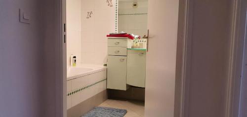 La salle de bains est pourvue d'un lavabo, d'une baignoire et d'un porte-parole. dans l'établissement Palais Nausicaa, à Cannes