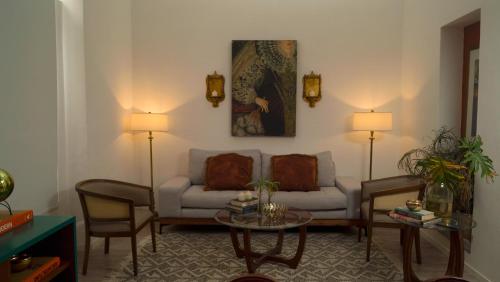 a living room with a couch and a table at Casa Alhaja - Diamante in Guadalajara