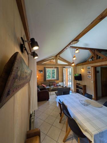une chambre avec une table et un salon dans l'établissement Le Bivouac, à Chamonix-Mont-Blanc