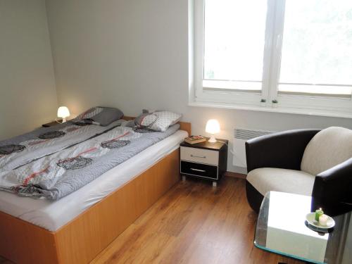 mała sypialnia z łóżkiem i kanapą w obiekcie Apartment in Mi dzyzdroje near Sandy Beach w mieście Międzyzdroje