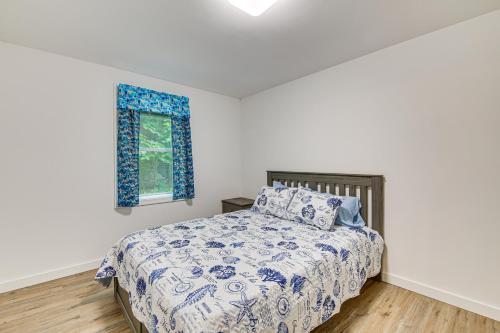 Ένα ή περισσότερα κρεβάτια σε δωμάτιο στο Secluded Orland Cottage with Grill, Near State Parks